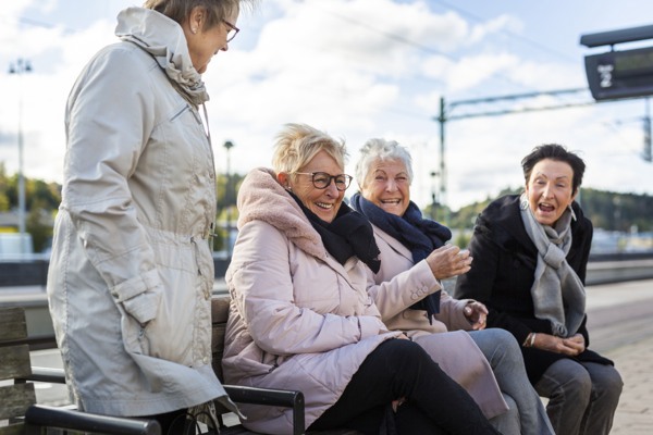 Fyra pensionärer på en tåg perrong